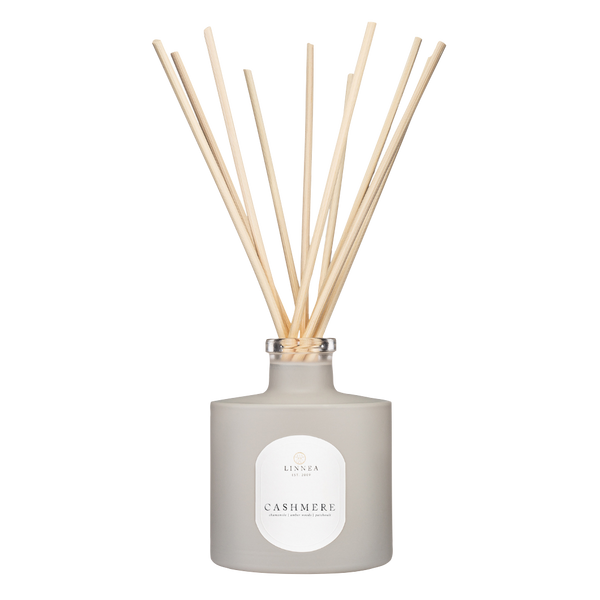Creative Scents White Cashmere Essential Oil Reed Diffuser Sticks in Gift  Box, Aromatherapy-Grade Oils Blend, Natural Scented Diffusing Kit,  Non-Toxic Home Spa …